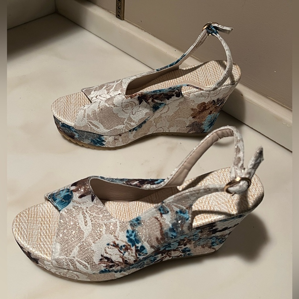 NWOT—OpenToe Platform Sandal. Size 8.5-9 (EU 40)